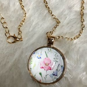 Beautiful gold flower pendant necklace